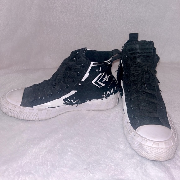 Converse - Picture 2 of 4